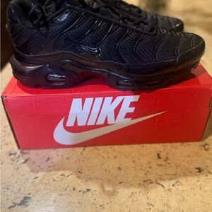 Nike Men's Triple Black AirMax Plus Sneakers
